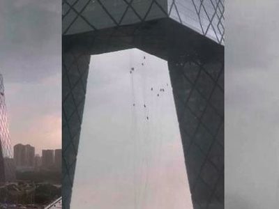 Trabajadores de limpieza quedan suspendidos en un edificio tras tormenta en China
