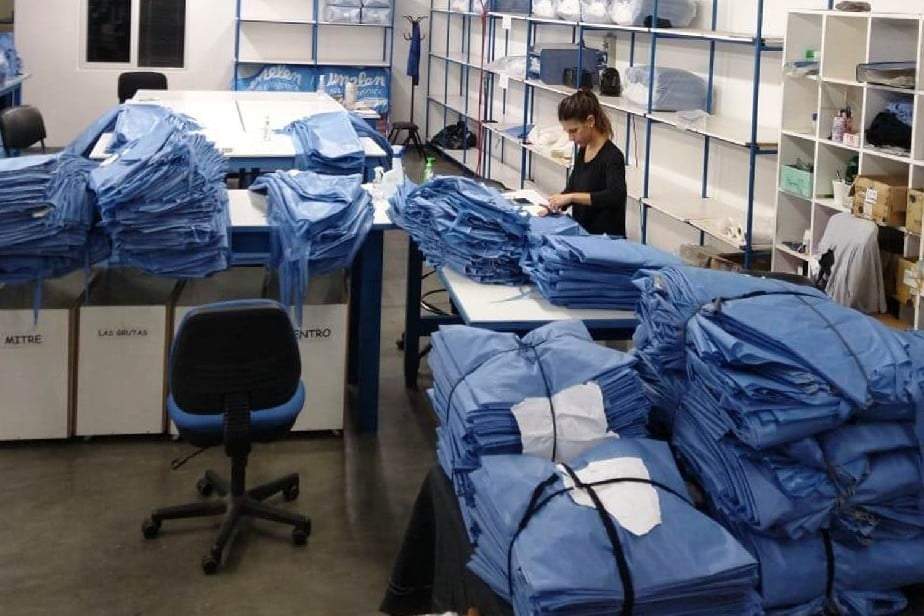 Salen a los hospitales los primeros 5.000 camisolines descartables. Fuente: (Twitter)