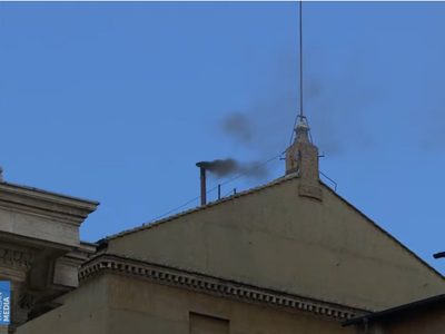 Cónclave día 2: Sale segunda fumata negra en la Capilla Sixtina
