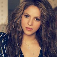 Shakira muestras sus perfectas piernas y más con un mini short ¡Demasiado corto!