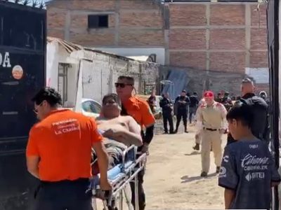 Se derrumba casa por excavación en un estacionamiento en Guadalajara; hay dos heridos