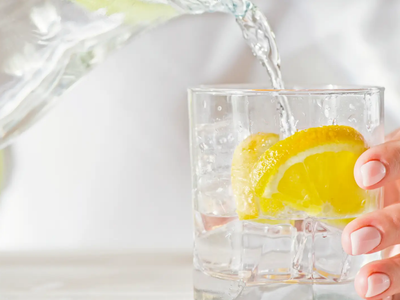 Agua con limón: conocé lo valiosa que es para tu cuerpo y cuándo debés tomarla