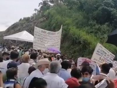 Le "llueven" manifestantes a López Obrador en su visita a Veracruz