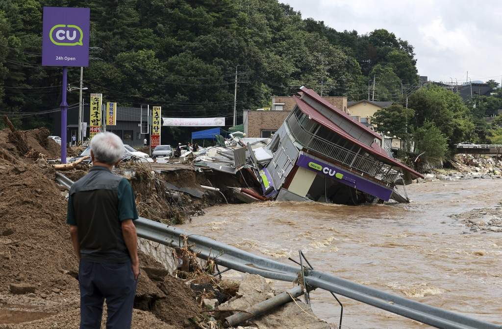 Una tienda de alimentación dañada se ve tras intensos aguaceros en Gapyeong, Corea del Sur, el domingo 20 de julio de 2025