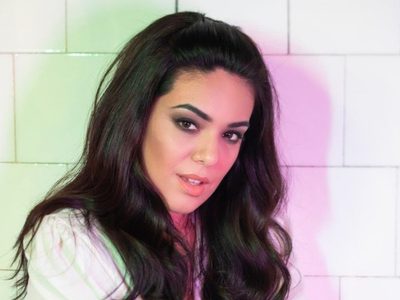 Bajo la atenta mirada de su novio, Ángela Leiva confesó en vivo su atracción por un galán argentino