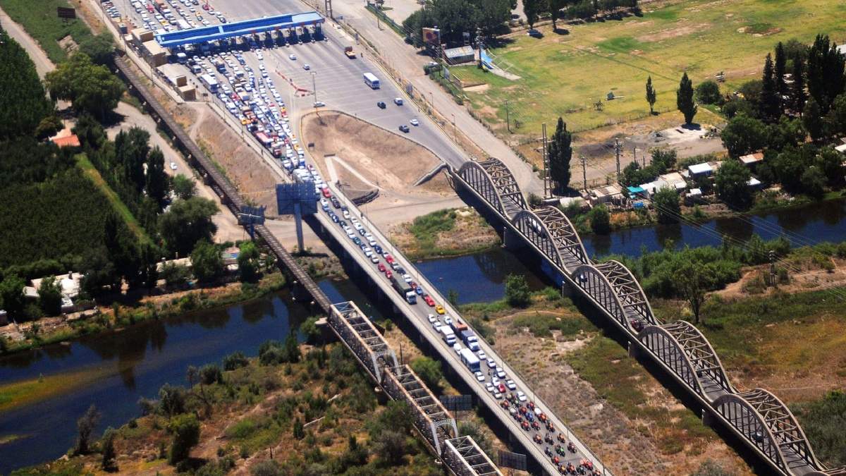 Puente carretero que conecta Cipolletti con Neuquén. Fuente: (Wikipedia)
