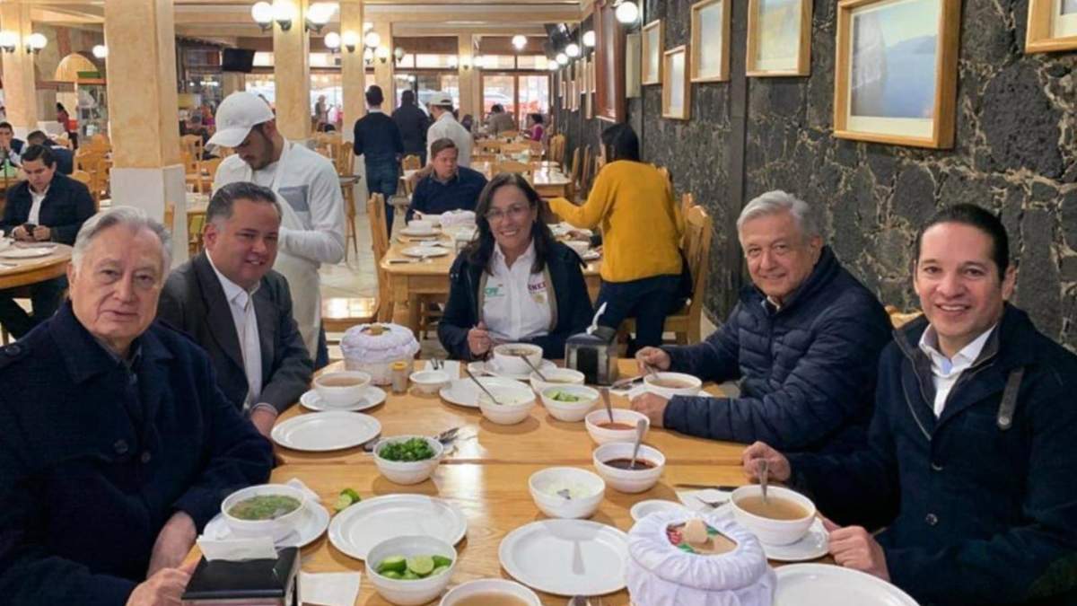 En una visita a Querétaro, el presidente Andrés Manuel López Obrador come en la barbacoa de Palmillas, en 2019