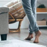 Consejos útiles para el hogar: por qué es mejor estar descalzo