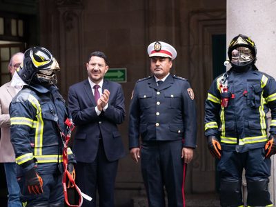 Bomberos de la CDMX reciben nuevo equipamiento; mujeres tendrán uniforme a su medida