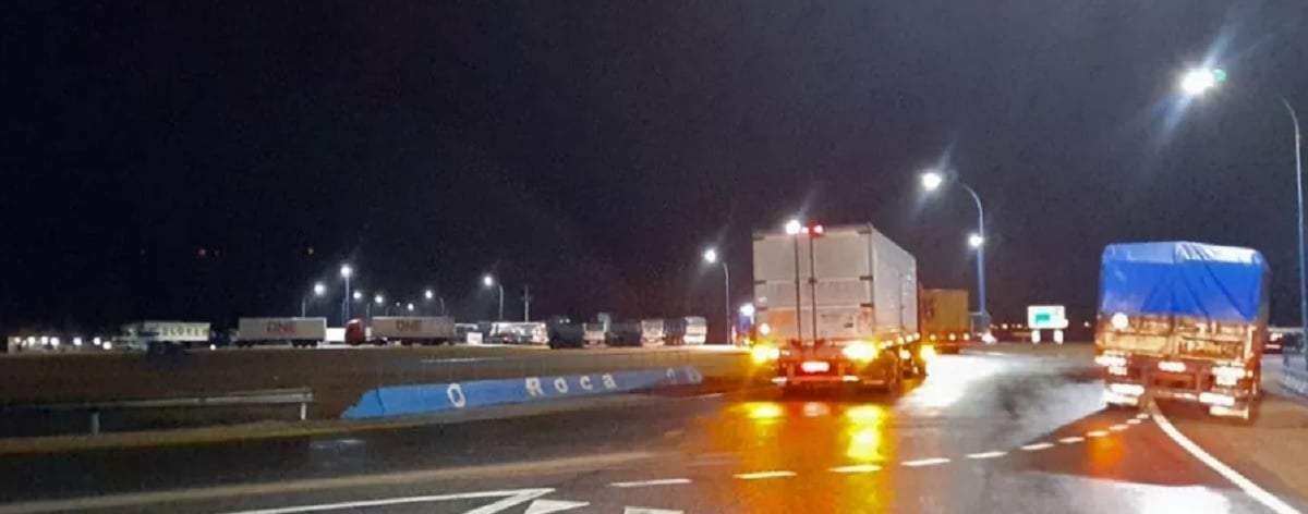 Referentes de la Unión Nacional de Transportistas y Afines de la República Argentina (UNTRA) y Transportistas Unidos de Argentina (TUDA) permanecen bloqueando las rutas regionales en Río Negro. Fuente: (Twitter).