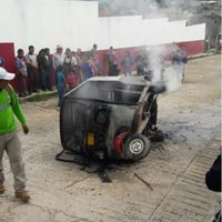 Se enfrentan transportistas en Altamirano; queman 10 mototaxis y un taxi