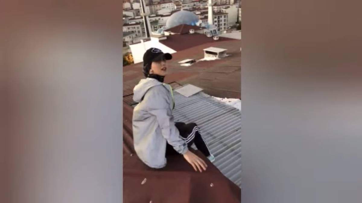 La influencer momentos antes de que colapsara el techo