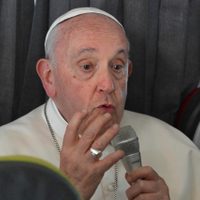 En las redes sociales “pueden encontrarse tendencias deshumanizantes”, alerta el Papa Francisco