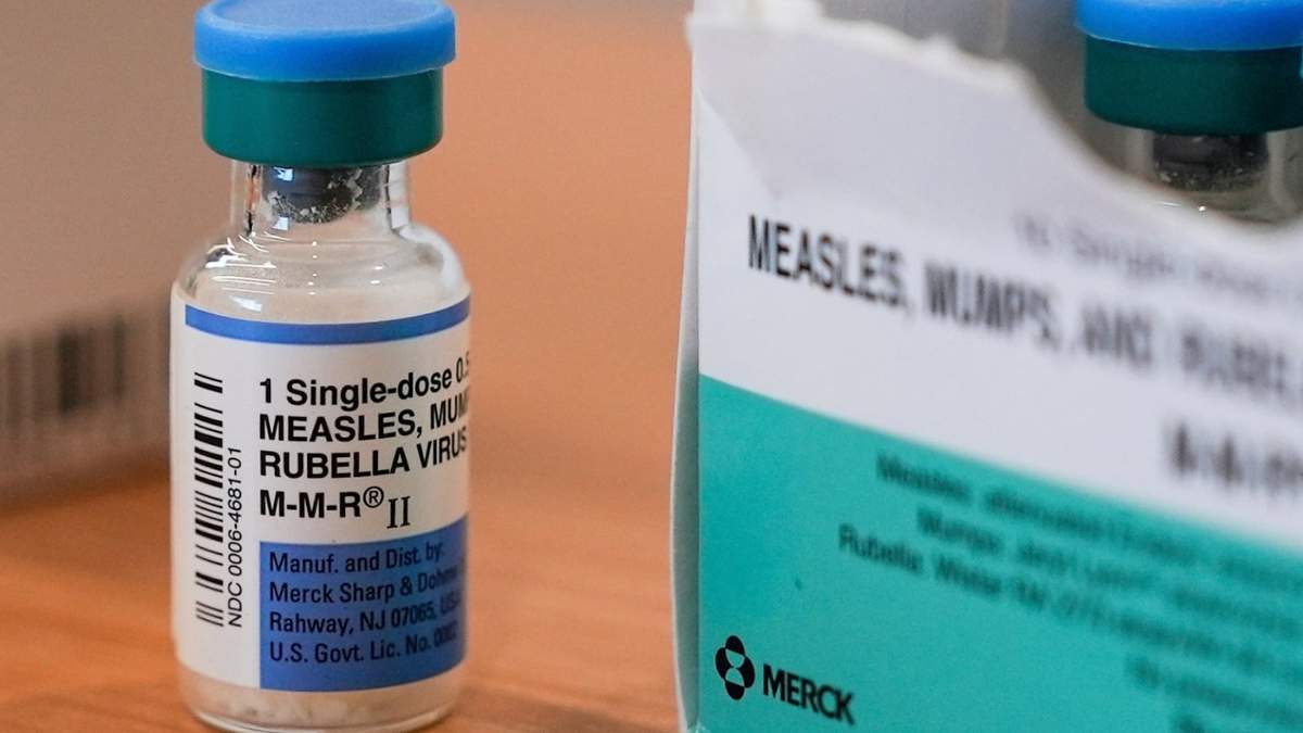 Un vial de la vacuna contra el sarampión, las paperas y la rubéola se exhibe en el Departamento de Salud de Lubbock el miércoles 26 de febrero de 2025, en Lubbock, Texas