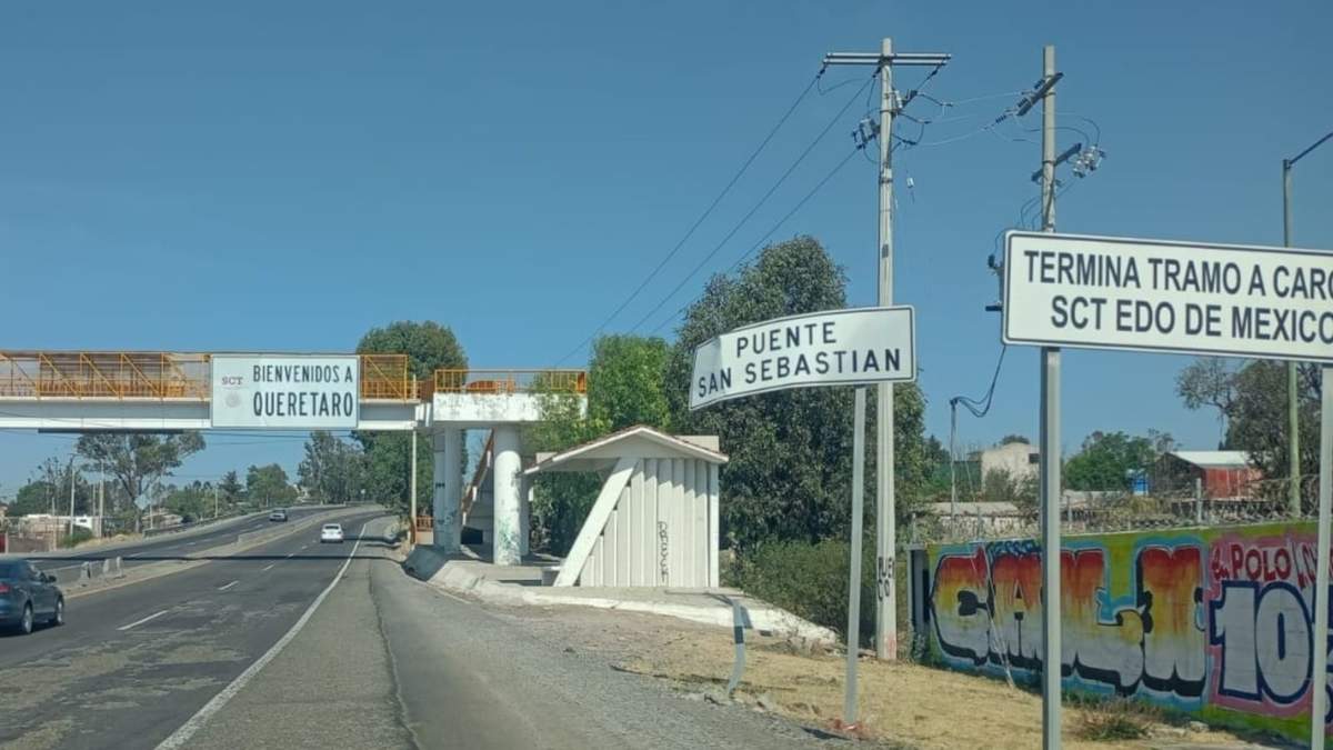El el kilómetro 122 de la Carretera Federal Panamericana, tramo Palmillas-Atlacomulco, a 6 kilómetros de los límites con Querétaro fueron encontrados los cadáveres