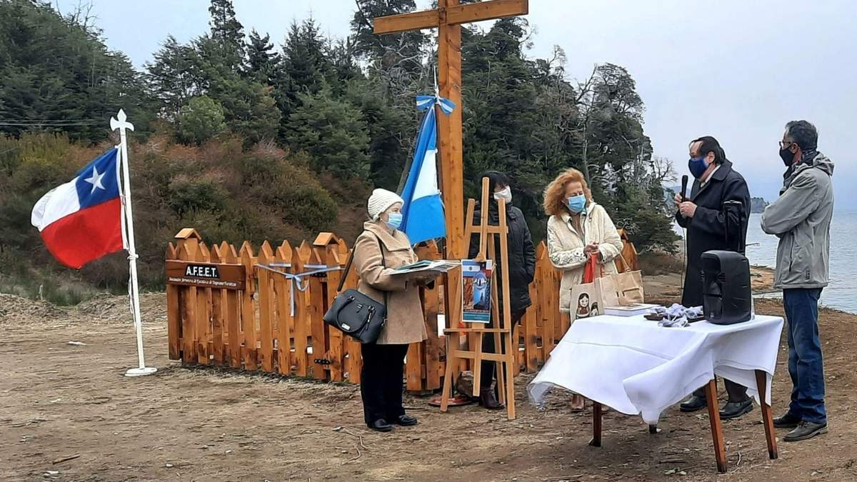 Representantes de la organización de Villa La Angostura en una presentación del proyecto. Fuente: (Twitter)