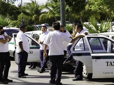 Tras agresiones a turistas y operadores de Uber, Quintana Roo endurece penas contra taxistas