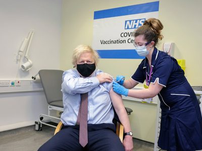 Boris Johnson recibe primera dosis de la vacuna de AstraZeneca