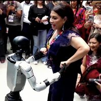 Clara Brugada baila con un robot en la inauguración de la Utopía Ceylán en Azcapotzalco (Video)