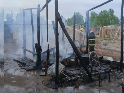 El fuego destruyó varias casillas en San Patricio del Chañar, en medio del conflicto por las tierras