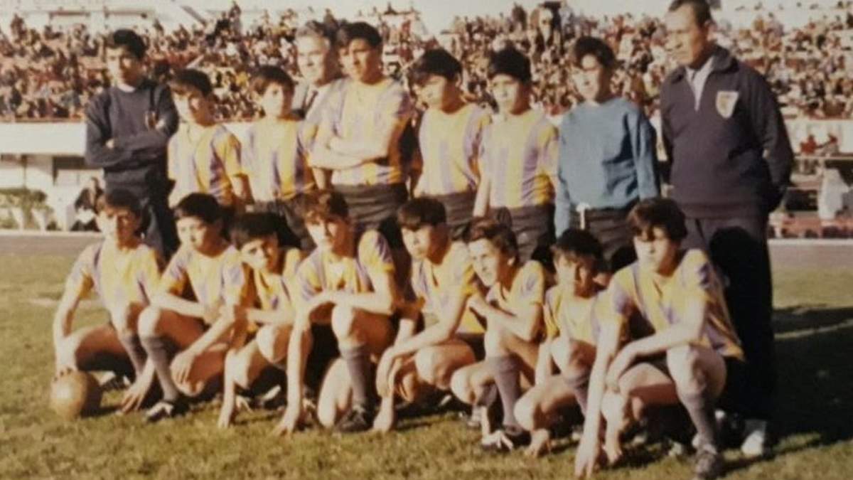 Formación de Juventud Independiente de Zapala en cancha de River Plate en el año 1972. Fuente. (Daniel Signorile)