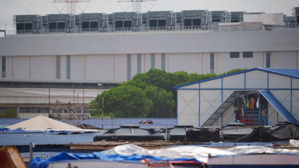 Un alojamiento para centros de construcción se ven ante un centro de datos en el parque tecnológico Sedenak en el estado de Johor, Malasia