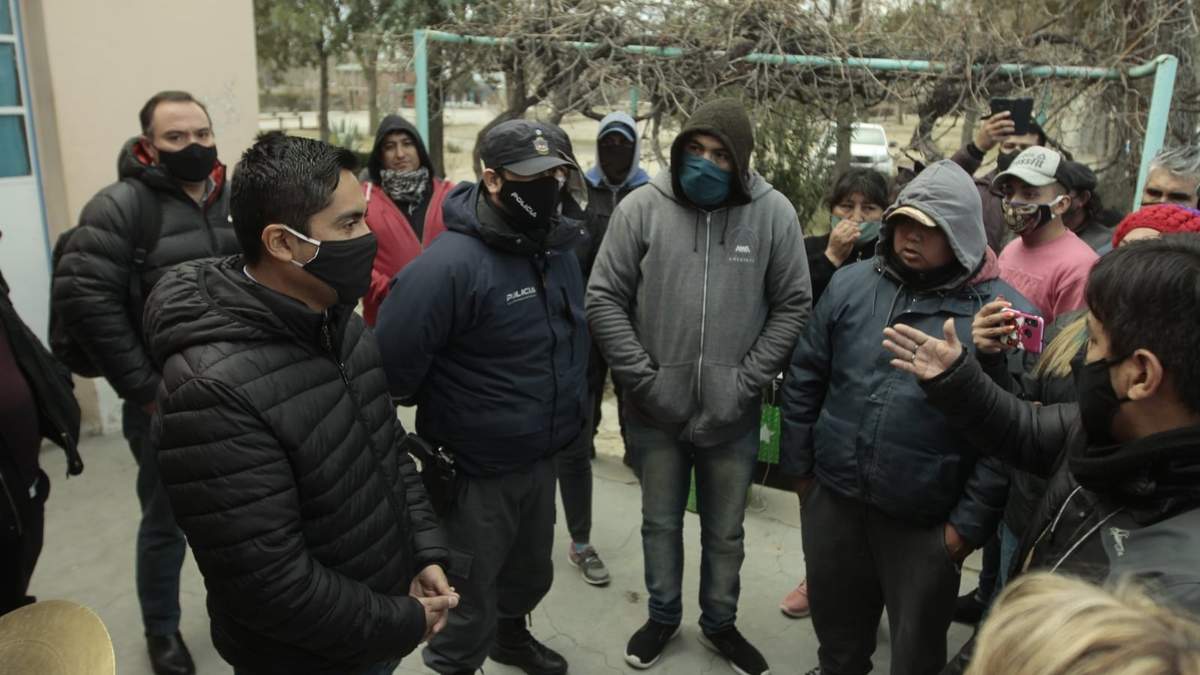 El intendente de Mariano Moreno salió a dialogar con los manifestantes, luego el caos. Fuente: (El Morenense)