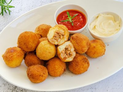 Bombas de papa con carne: la versión más jugosa y rellena que tenés que cocinar