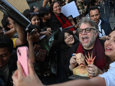 Guillermo del Toro se entrega a sus fans durante alfombra roja de “Frankenstein” en la CDMX (Video)