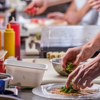 ¡Golazo de los empleados! Las empresas de comida rápida deberán pagar el salario completo