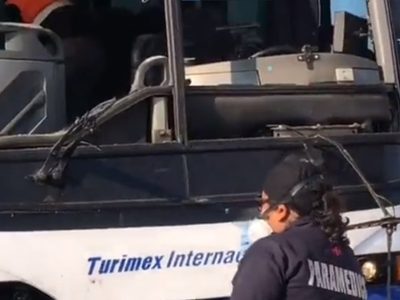 Chocan tres autobuses que llevaban trabajadores a Texas para ser vacunados