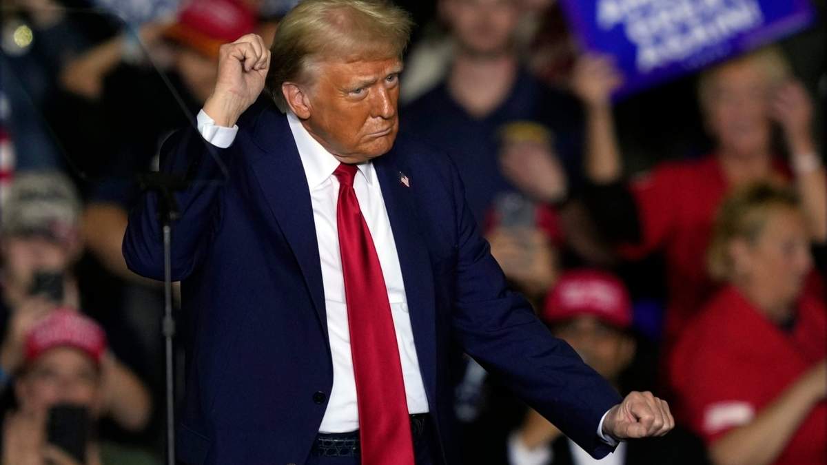Donald Trump baila en un mitin en Allentown, Pensilvania