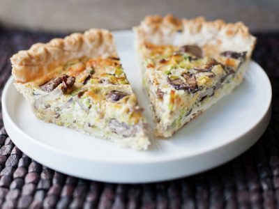 Tarta de puerros y pollo, un clásico, pero con un secreto para que salga bien cremosa y te salve en pocos minutos