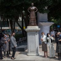Develan escultura de Leona Vicario en Reforma; cuestiona González Gortázar esa medida