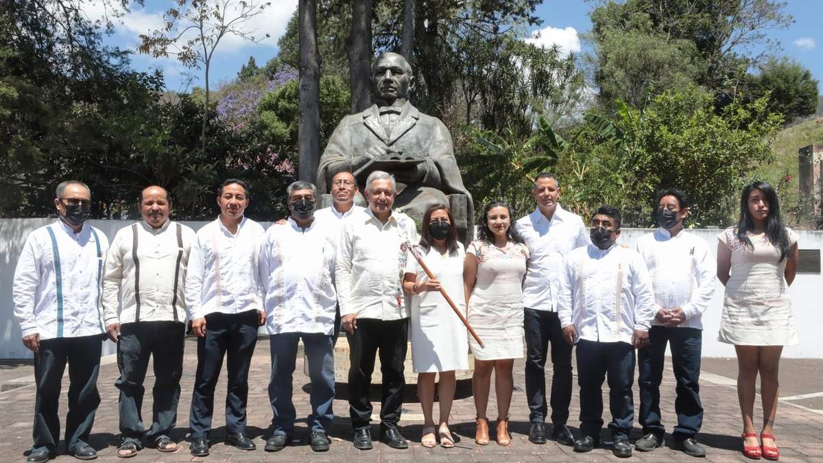 AMLO rinde homenaje a Benito Juárez a un día del 216 aniversario de su natalicio