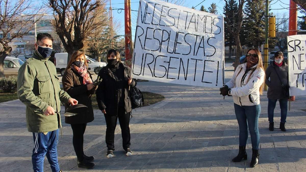 Los trabajadores de casinos se manifestaron frente al edificio de la Municipalidad de Zapala. Fuente: (Daniel Signorile).
