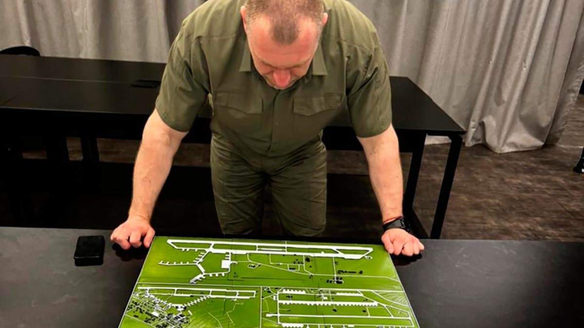 Vasyl Malyuk, jefe del Servicio de Seguridad de Ucrania, estudia fotos y mapas de ubicaciones estratégicas rusas en su despacho en Ucrania. Foto sin fecha difundida por el Servicio de Seguridad de Ucrania