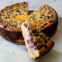 Torta de ricota y arándanos: la versión de postre más deliciosa para tomar mate en estos días de Invierno
