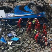 Al menos 48 muertos al caer autobús a acantilado en Perú; un joven se salvó tras saltar por la ventanilla