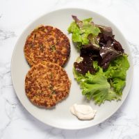 La carne vale fortuna: prepará estas deliciosas milanesas con arvejas en pocos minutos