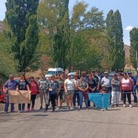 Familias del CPEM 97 cortan el acceso a Los Miches por falta de transporte y edificio escolar