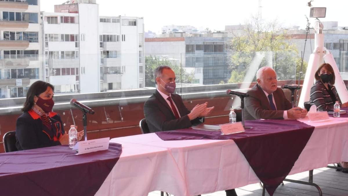 Hugo López-Gatell, durante la presentación de Olga Piña y América Orellana. Lo acompaña el director de Cofepris, José Alonso Novelo Baeza.