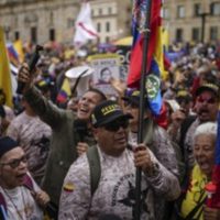 Miles de colombianos descontentos vuelven a las calles para protestar contra el gobierno de Petro