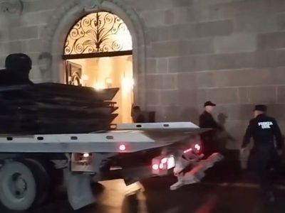 Cercan el Palacio de Gobierno de Nuevo León en plena disputa por la gubernatura