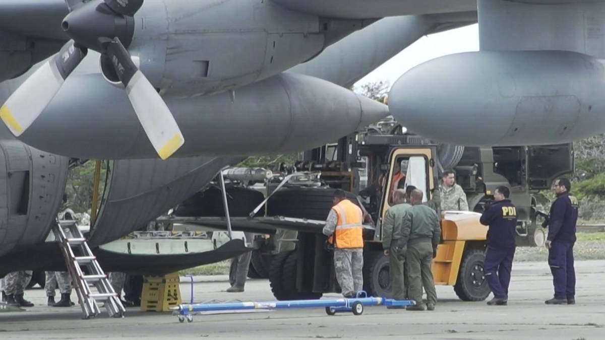 Así llegaban los restos de algunos de los pasajeros del avión siniestrada a la base militar. Fuente: (Twitter)