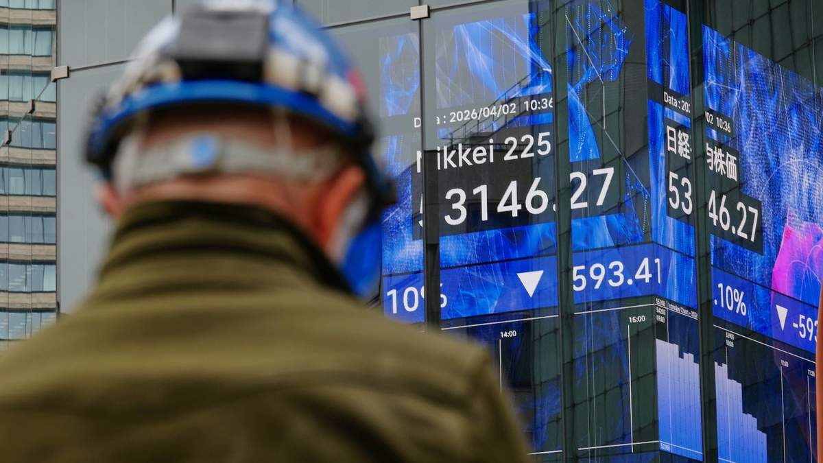 Una persona se encuentra frente a una pantalla electrónica que muestra el índice Nikkei este jueves en Tokio
