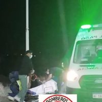 Chocó contra un poste y el auto se incendió; lo rescataron inconsciente de entre las llamas