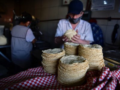 AMLO analiza poner tope al precio del gas e importar maíz para estabilizar el de la tortilla