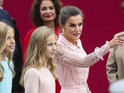 La reina Letizia inspiró a su hija para llevar este outfit de invierno. ¡Igualita a mamá!