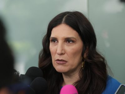 “Hay que ver todas las televisoras”: así reaccionó Kenia López sobre Sheinbaum y TV Azteca
